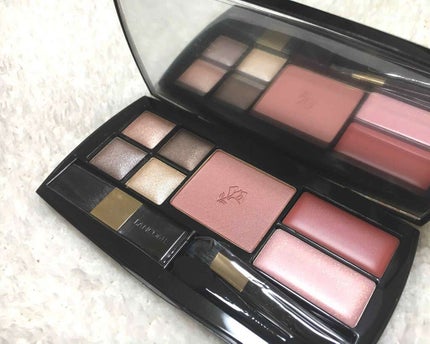 Mちゃん on LIPS 「外出先で化粧直しがしたい…でも大きなポーチを持ち歩くのはちょっ..」(1枚目)