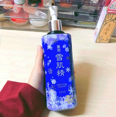 薬用 雪肌精 化粧水

ちょっとたかかったので私はたまにしか使いませんが、夏には冷蔵庫に入れたり冬は普通に置いてても冷んやりするのでとても好きです。

アルコール？っぽいのでとても冷たく感じます💟肌が引