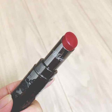 ヴィセリシェ カラーポリッシュリップスティック💄RD423
秋冬の赤リップが欲しくて購入しました！
リップスティックの色はボルドーですが、塗ってみたらベリー系？のちょっと明るい色でした。塗った色も可愛い