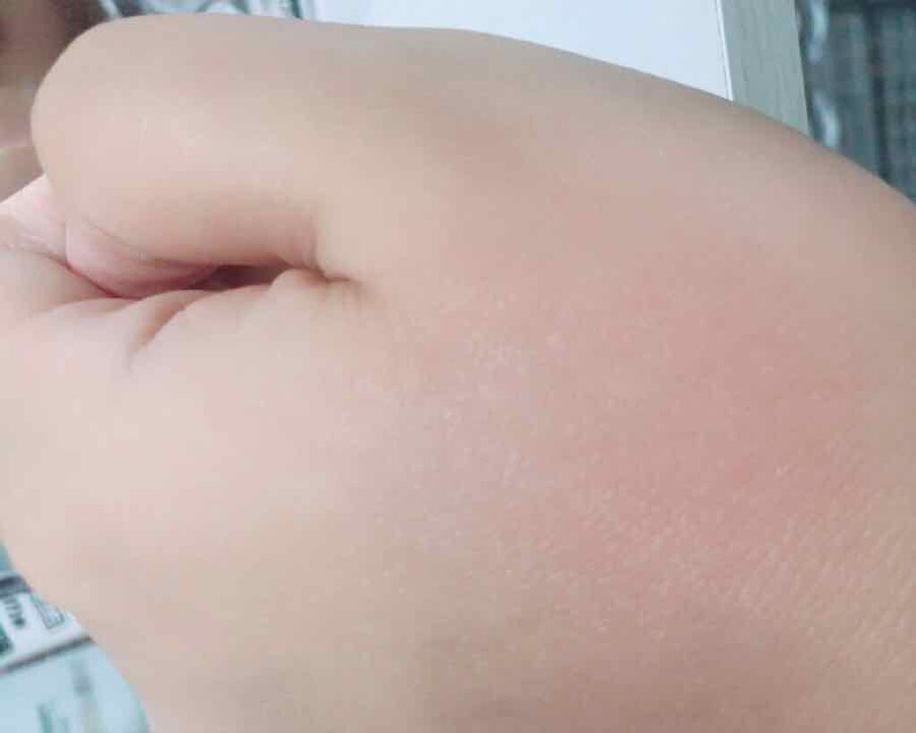 DAISO エルファー ポンポンチークのクチコミ「ダイソーのエルファーポンポンチークC
お色はラズベリーです。

付属のパブでポンポンとつけると.....」（3枚目）