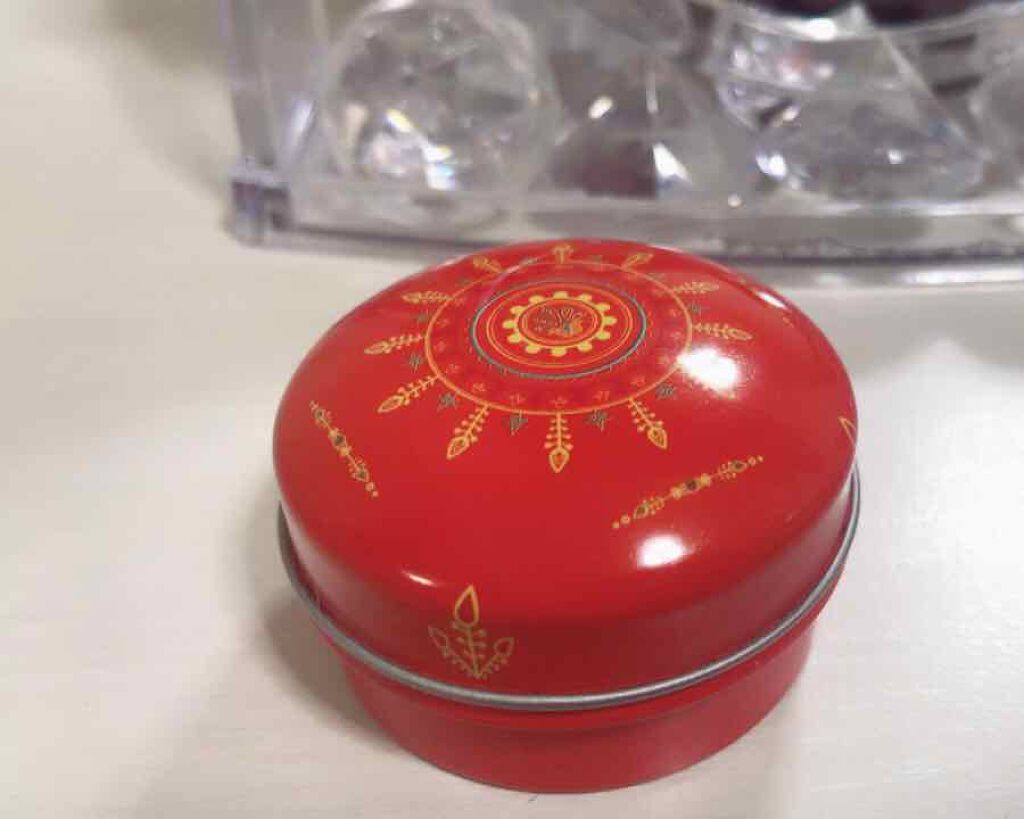 DAISO エルファー ポンポンチークのクチコミ「ダイソーのエルファーポンポンチークC
お色はラズベリーです。

付属のパブでポンポンとつけると.....」（1枚目）