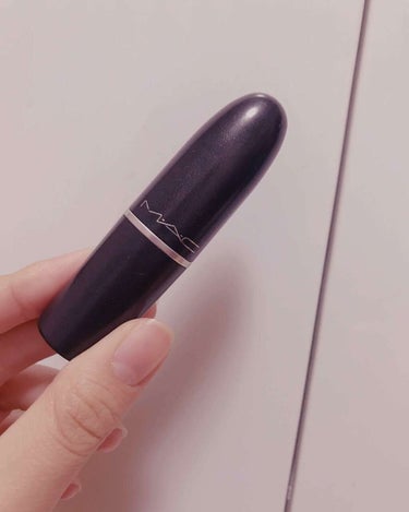 私のアイコンにもなっているMACのリップです💄

MACのリップスティックのスウィートサクラというカラーです💗

発色がとてもよく、赤に少しピンクが混ざった感じの色です。チョコレートみたいな香りでとても