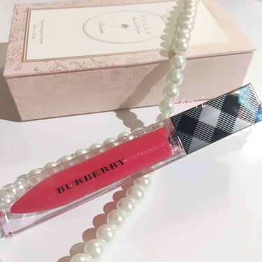 Burberry Kisses Gloss no.53 review

お色は53番のPINK MISTです💄

♡発色はそのままで、ツヤのあるコーラルピンクです
♡伸び良く唇に密着してて、薄く１度塗り