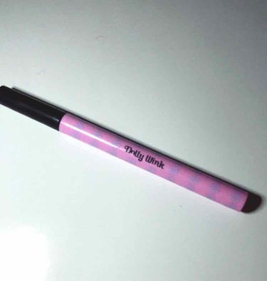 "Dolly Wink"のリキッドアイライナー(黒)です。

わりと細めで描きやすいです！
しかも滲まないし、こすっても落ちないのでオススメです✌🏻💜

見た目もピンクで可愛いのもポイント高いですよ😍