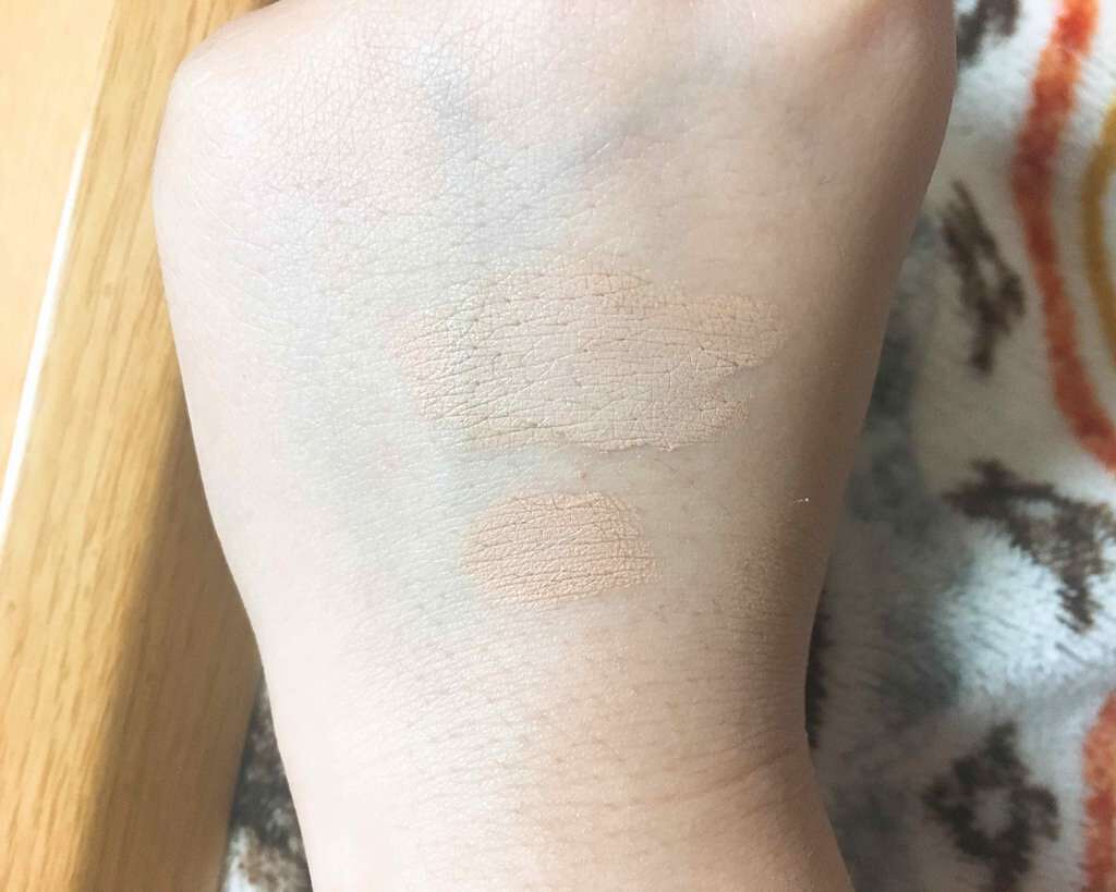 ころころ on LIPS 「002番の1番暗い色です写真は上がリキッドタイプで、下が固形タ..」(2枚目)