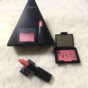 こちらはNARS ラブトライアングル
8456 ORGASM/ORGASMです😆

こちらのカラーも前回投稿したものと同様百貨店限定色です😊
こちらは私が購入した店舗のBAさんいわく、1番人気のカラーら