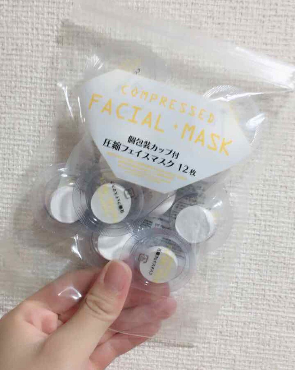 ダイソーで購入しました。
(開けてある状態ですいません)
小さいカップ(?)に入っているので衛生面てきに良いですね(◍ ´꒳` ◍)

使ってみては、結構シートが薄めでしたその分少し乾くのが早いですね( ˘•ω•˘ )
これとセットでシリコ