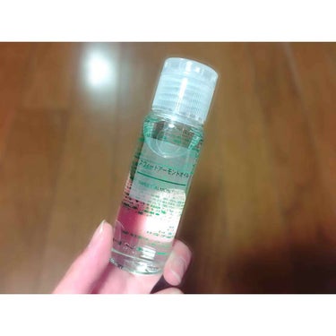 LIPSの口コミを見て、とりあえず試しに50mlで700円の物を購入しました✨

お風呂上がりにこれを3滴程手のひらに出し、乾燥、ニキビが気になる所に塗ってから、いつも通りの化粧水→乳液でスキンケア。
