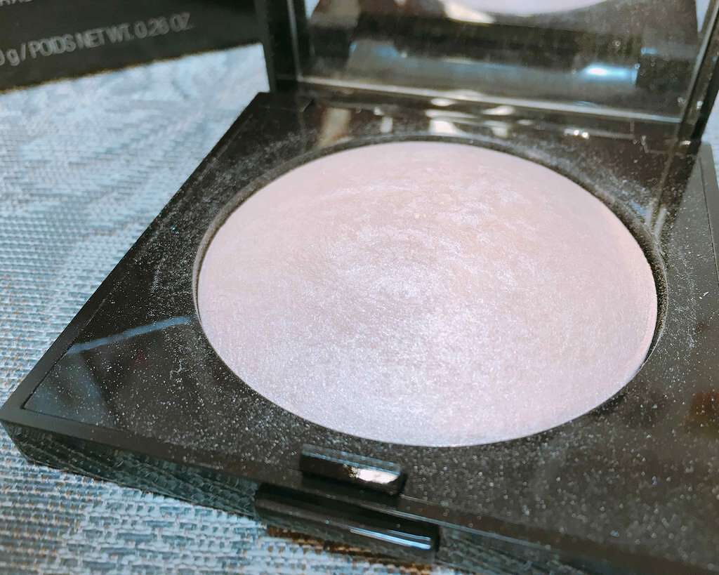 マットラディアンス ベイクドパウダー ハイライト01/ローラ メルシエ/パウダーハイライトを使ったクチコミ(2枚目)