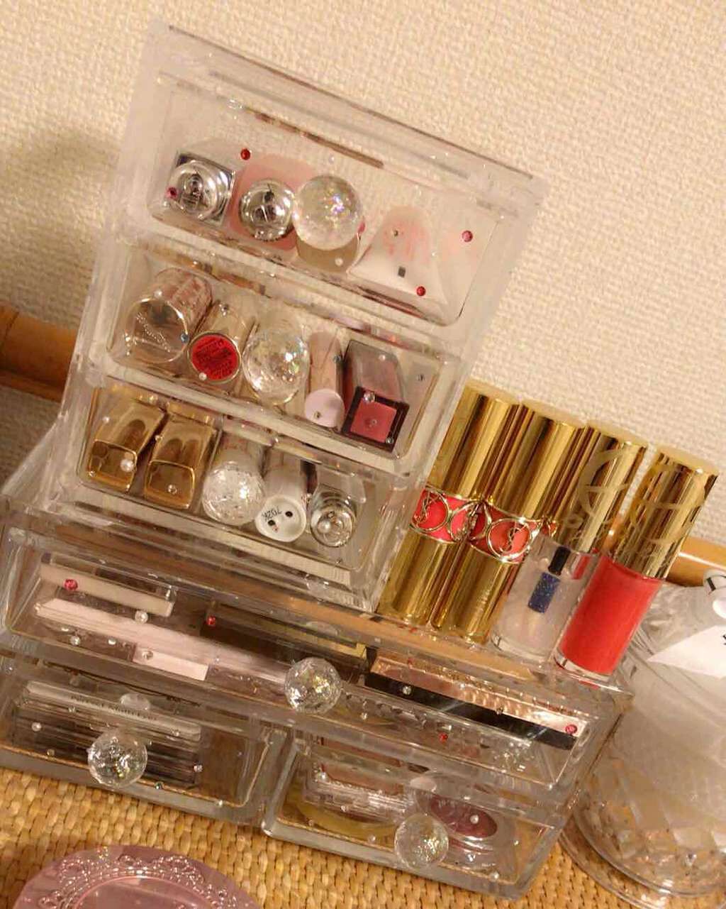 Mei on LIPS 「ニトリでコスメ収納ケース購入♪♪それを、スワロでデコりました😌..」(2枚目)