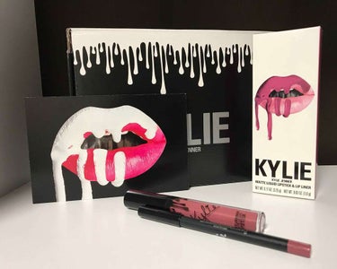 Kylie Cosmetics マット リキッド リップスティックのクチコミ「初のカイリーコスメ✨
リップキッドです。
お色は読めないのですみません。
私の唇には合う色でし.....」（1枚目）