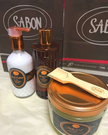 SABON のスクラブ、
遂にデビュー♡♡♡

ずっと欲しかったのですが、
なかなか手を出せず……

クリスマス限定の香りとの事で

オイル(シャワーオイル？ソープ？)とスクラブとローション
セットでゲ