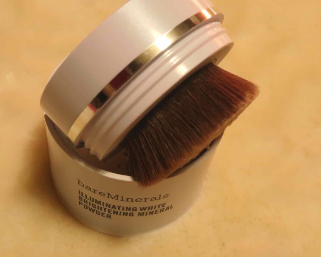 イルミネーティング ホワイト ミネラルパウダー/bareMinerals/その他スキンケアを使ったクチコミ（2枚目）