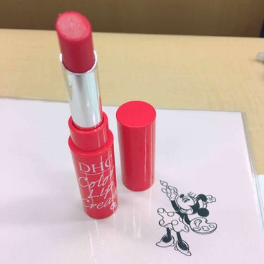 DHCの濃密うるみカラーリップクリーム💄
レッドとアプリコット(オレンジ)とピンクの3色展開で私はレッドにしました💋

パッケージには保湿とボリュームアップと書いてあるんですがボリュームアップはあまり感