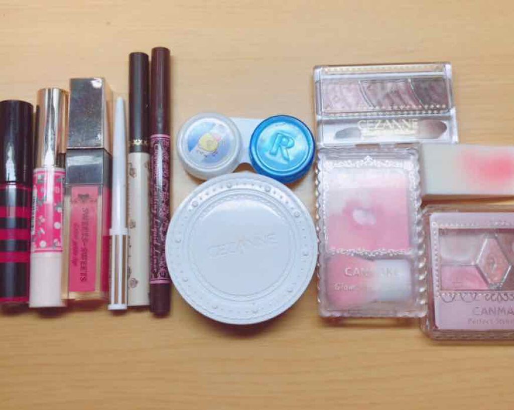 ことこと on LIPS 「今日のポーチの中身です♡今日はいつもよりメイクが濃いめ♡笑アイ..」(1枚目)