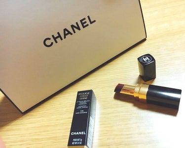 
CHANEL   ルージュココシャイン
128番  ヌワールモデルヌ


関根理沙ちゃんが買っていて絶対買うって
思ってやっと購入出来ました！
見た目凄い茶色なのに肌にのせると
赤く発色してダークレッ