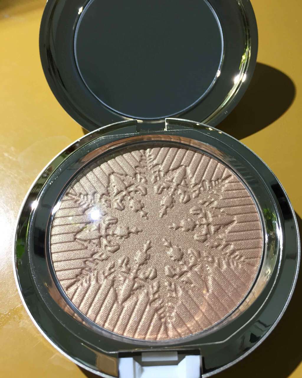 オパールセントフェイス パウダー 【ホリデーコレクション 2017】/M・A・C/プレストパウダーを使ったクチコミ(3枚目)