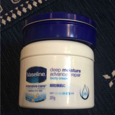 ヴァセリンのボディクリームです。201g

たっぷり入っているので全身にぬれます！
あと、安いですこの量で！1000円くらい
ニベアより柔らかいテクスチャーです。乾燥肌の私にはあっている🤭
比較対象にオ