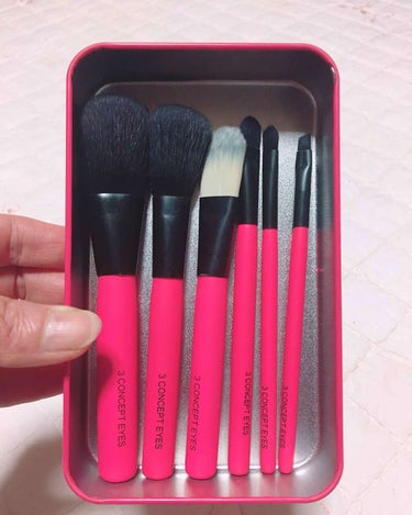 3CE 3CE MINI MAKEUP BRUSH KITのクチコミ「3CE
ミニ ブラシ キット

ビビッとピンク色が可愛くて
旅行用にしようと買いました💞💞

.....」（3枚目）