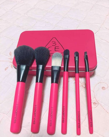 3CE 3CE MINI MAKEUP BRUSH KITのクチコミ「3CE
ミニ ブラシ キット

ビビッとピンク色が可愛くて
旅行用にしようと買いました💞💞

.....」（1枚目）