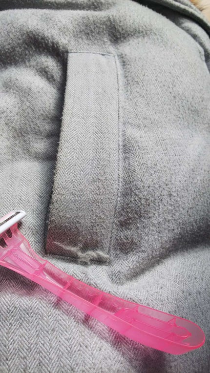 トップバリュ ボディ用カミソリ(T型)のクチコミ「セリアで購入したカミソリです。
洋服の毛玉が綺麗に取れると言うことで
剃ってみました。
お分か.....」(1枚目)