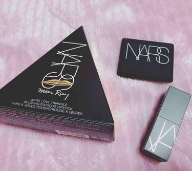 NARS
ラブトライアングル

こちらはNARSのクリスマスコフレのうちの一つです！

ブラッシュとリップのミニサイズがセットになっていて、既存色なので気に入ったら現品を買うということもできるのでとても