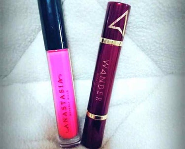 WanderoutDual💄
リップスティック
海外物になリます☺︎
2色あって濃い赤系とピンク系
使いやすく2色あるので
好みで変えれます☺︎
ANASTASIA
（リップグロス💄）
個人的にはMac