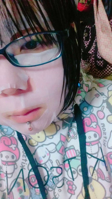 DAISO フェイスパック 黒真珠のクチコミ「❀ダイソー✿
💕エッセンス フェイスパック ~黒真珠〜💕
💕感触💕
どうせ百均だからとなめ.....」(2枚目)