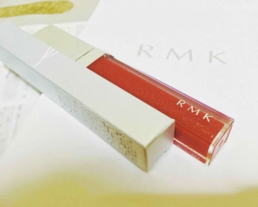 ずっと欲しかったRMKのグロスです。2200円とお値段もお手頃だったのでずっと買おうと思ってました。
色は新色のEX-06です。青ラメのものと悩んだのですが、赤リップの方がよく使うので一緒に使えそうなこ