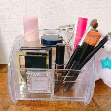 コスメ収納💄

🤔仕事用の化粧品は限られている
🤔朝時間がない！
🤔メイクボックスはあるけど雑多に詰まっていて見にくい！

ということで、仕事用のコスメを入れて部屋の中で持ち運べる収納をしてみました。
