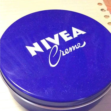 ＝NIVEA＝
  スキンケアクリーム   青大缶

どの家庭にも一個！ってぐらい有名な商品ですよね🤗
私の家にも小さい頃からいつも家にあった馴染み深いものです(o^^o)

🖐テクスチャーは、乾燥した