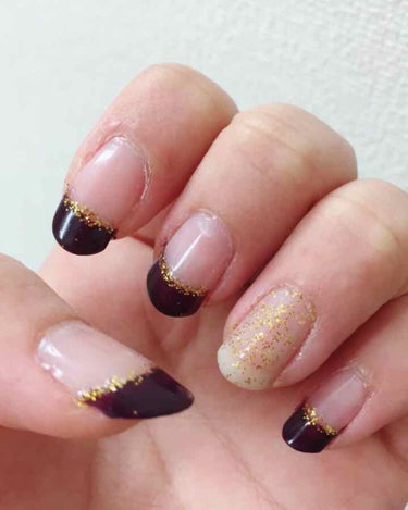 💅フレンチネイルでつくる大人っぽいネイル💅

まず初めにベースコートを塗ります。ここでは私は塗ってせませんが、絶対に塗った方がいいので😅

次に百均のフレンチネイルガイドテープでフレンチネイルをつくりま