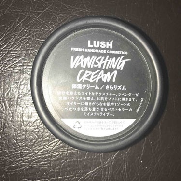 LUSHのさらリズムという、保湿クリームです。

寝る前に顔が乾燥しているときや、朝学校に行く前に化粧水を塗ったあとに顔全体にぬってつかっています。
学校に行く前に使っていても、肌が乾燥しません。
私は