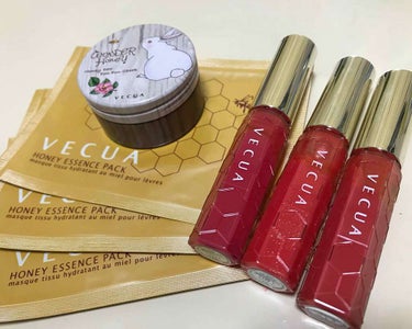 VECUA Honey ワンダーハニー 蜜頬ポンポンチークのクチコミ「VECUAのリップグロス。
ミルトニア、カンナ、オリンピカ
ゆうこすちゃんもおススメして今大人.....」（1枚目）