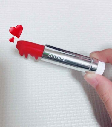 ちふれの赤リップを使ったグラデリップをしてみました💄❤️⚠️唇の写真あります⚠️
ちふれのリップを唇の中央にのせたらんまんまします( *˘ ³˘)ﾝﾏそしたら完成です🤣私は今回マットにしたかったのでその