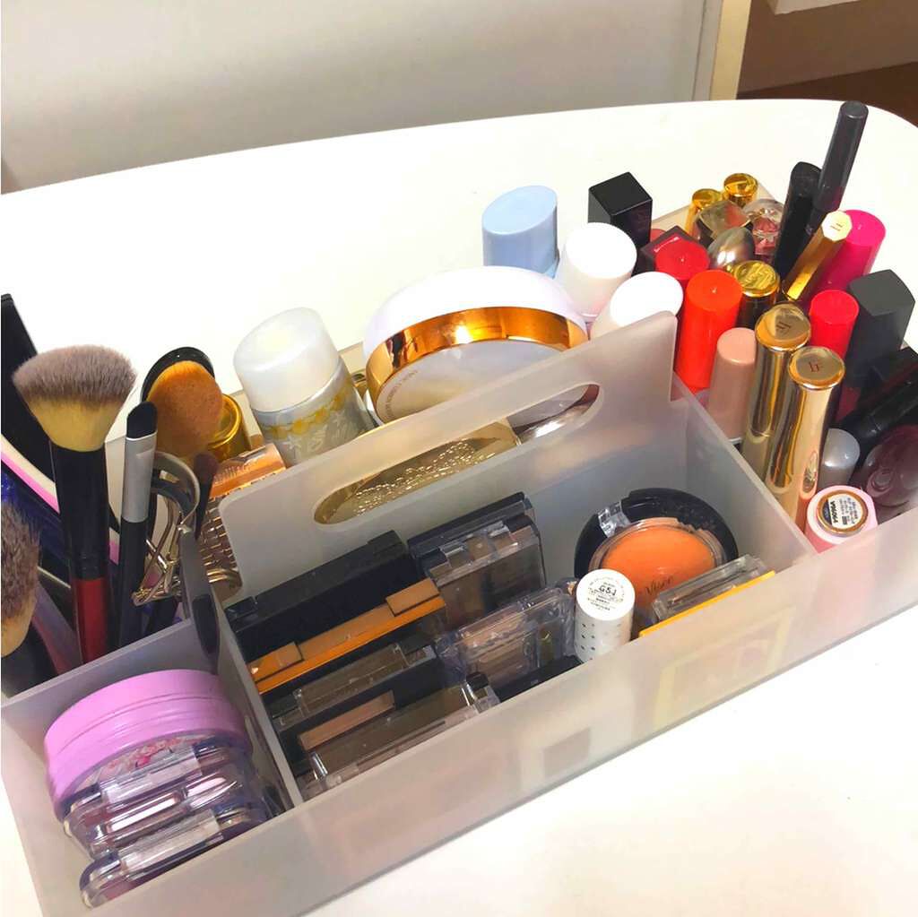 sch☺︎❤︎ on LIPS 「私の化粧品入れの紹介🗃💄🌟このケースは無印良品で買いました(◠..」(2枚目)