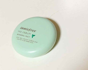 イニスフリーのミネラルパウダーのパクトの方を買った💕ベースの最後に、鼻👃やテカリやすいところにのせると テカリにくくなります😘‼️‼️
化粧直しにも最適で、自分は出かける時はこれをいつも持ち歩いてます✨