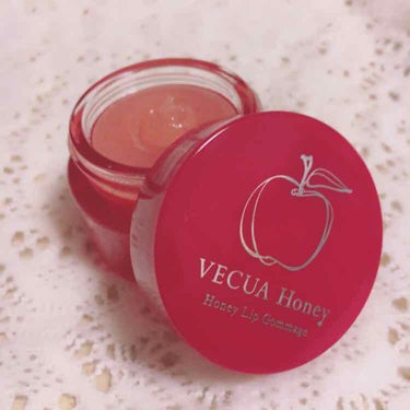 VECUAのハニーリップゴマージュの限定🍎！

ゆうこすが使ってたから買ってみたけど、
本当に美味しい香りです🤤🍯

砂糖のスクラブなだけあって、肌に優しい感じがします。くるくるーって指で伸ばして、つぶ