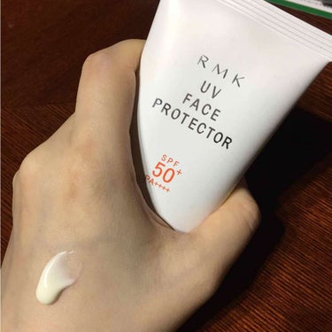 RMK UVフェイスプロテクター
SPF 50＋ PA＋＋＋＋で最強に日焼け止めしてくれるし、一年中使えます。
伸びのいいジェルタイプで、つけても乾燥しないし肌ももっちりします。
コスパもよく、とてもオ