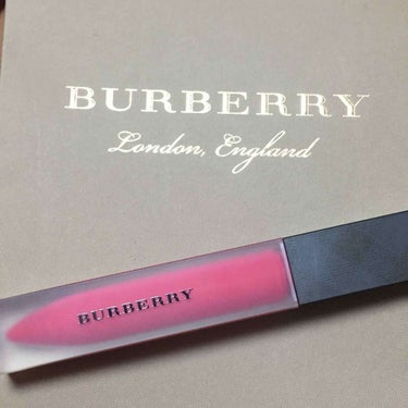 BURBERRY 
リキッド ベルベット ¥4104

ずっと欲しくて、店舗がなくなると聞いてすぐ購入しに行きました😢✨
まず、パッケージがすごく可愛い😢💓

使ってみた感想としては思ってたより、、、で