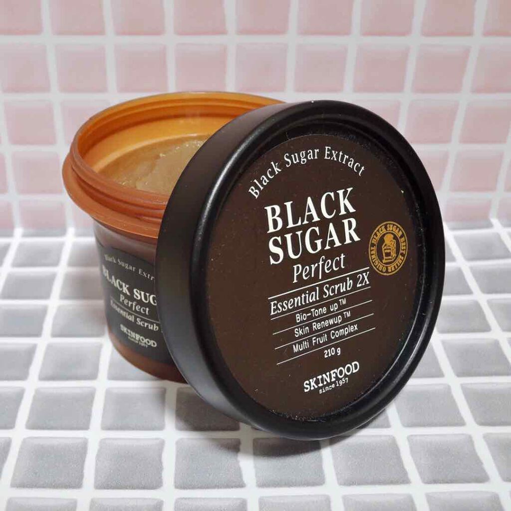 ブラックシュガー パーフェクト エッセンシャル スクラブ2X/SKINFOOD/洗い流すパック・マスクを使ったクチコミ（2枚目）