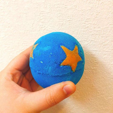 LUSH バスボム💙
シュートフォードスターズ  限定品

初めてLUSHのバスボムを購入してどうなるかドキドキして今使ってみました💫

お湯に入れた瞬間
「シュワーーーーーーッ」って感じですぐお湯に溶