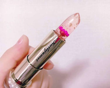 カイリジュメイのリップ💄✨🌹✨
こちらも友達からプレゼントで頂きました😭💕
中にドライフラワーと金箔が入っていてとっても可愛い！
そしてケースの底？には白いビーズのようなものが入っていて動くとシャカシャ