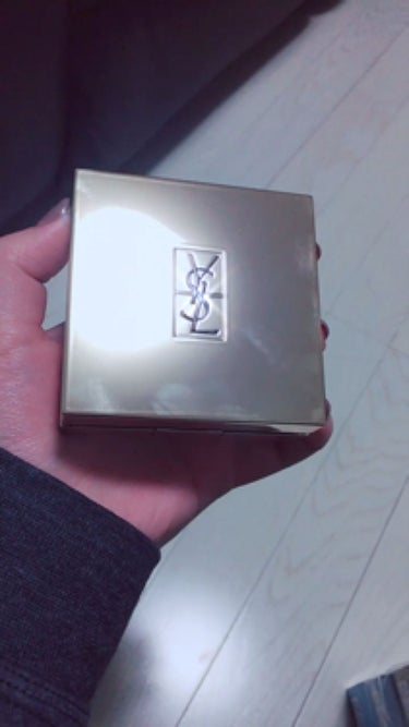 YSL
＊クッションファンデ＊
ラディアントタッチコンシーラーをそのままクッションに閉じ込めたファンデーション！！

パフが二層に分かれていて
１つは伸ばしながら塗る面と
もう１つは叩き込みながらよりカ