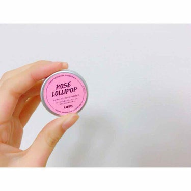 LUSH の
ROSE LOLLIPOP です💋
プレゼントで頂きました♥

★フローラルの香りです🌸

★乾燥が気になる時に使ってます

★保湿力が素晴らしいです👏