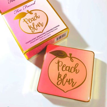 アメリカ🇺🇸のコスメブランド、too faced のフェイスパウダー！
peach blur🍑🍑シリーズのものです。
日本では未発売？なのかな。

しっとりとしたパウダーでブラシにとって顔全体にサッとす