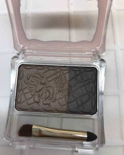 キャンメイク ナチュラルシフォンアイブロウのクチコミ「私はこのアイブロウパウダーの01番を購入しました!
このアイブロウは2色のパウダーが入っていて.....」(2枚目)