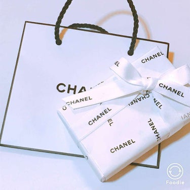 CHANEL コントロールティッシュ

今回はちょっとしたプレゼントにオススメの商品を紹介します♡

職場の女性先輩、後輩、ご友人に
プレゼントを贈る際何を渡そうかと悩みますよね！！
できればそんなに高