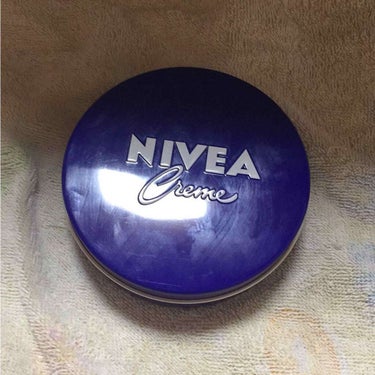 やっぱりNIVEAの青缶は最高でした✌️

乾燥で悩んでて、いくら朝ファンデーションで隠したとしても昼になると頬と鼻に粉が吹き始めて、マスクするという日々がここ最近続いてました。
でも、NIVEAの青缶