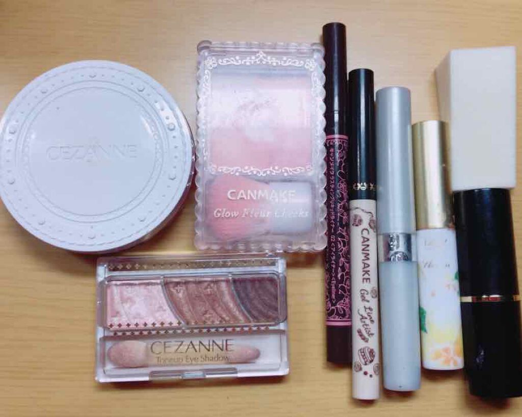 ことこと on LIPS 「今日のポーチの中身です♡かばんが小さかったから最低限のコスメし..」(1枚目)